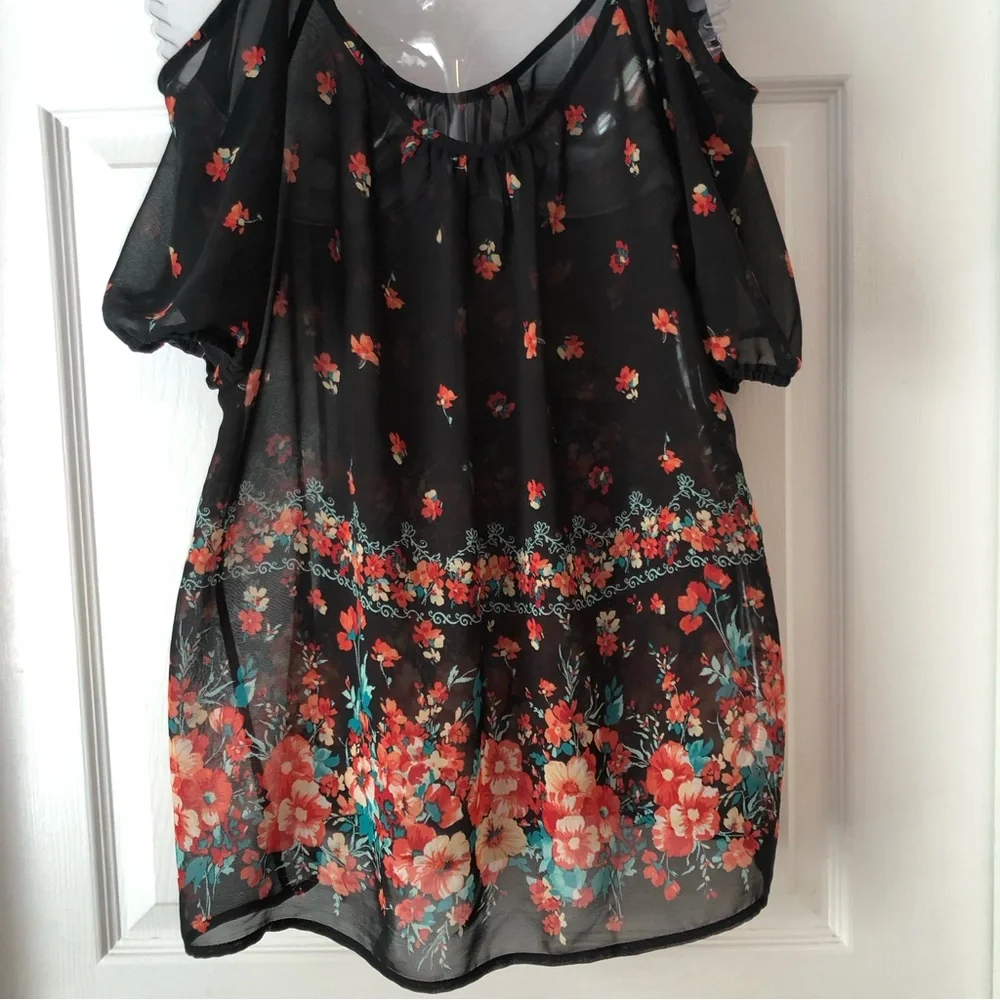 Cold Shoulder Top - Picture 4 of 5